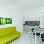 아파트 And Bouganvillea