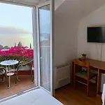 아파트 And Bouganvillea 믈리니