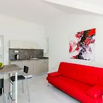 아파트 And Bouganvillea
