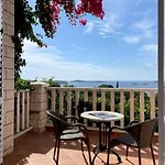 아파트 And Bouganvillea *