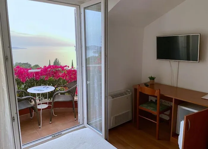 Lägenhet And Bouganvillea Mlini