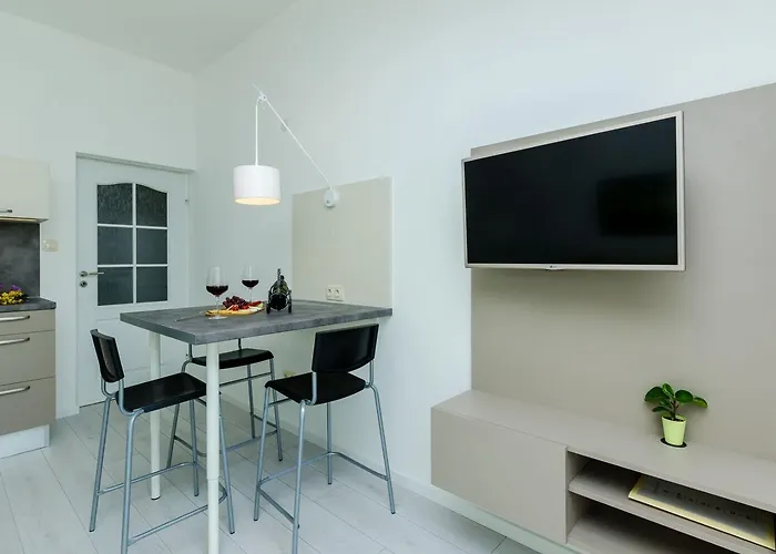 Lägenhet And Bouganvillea Mlini