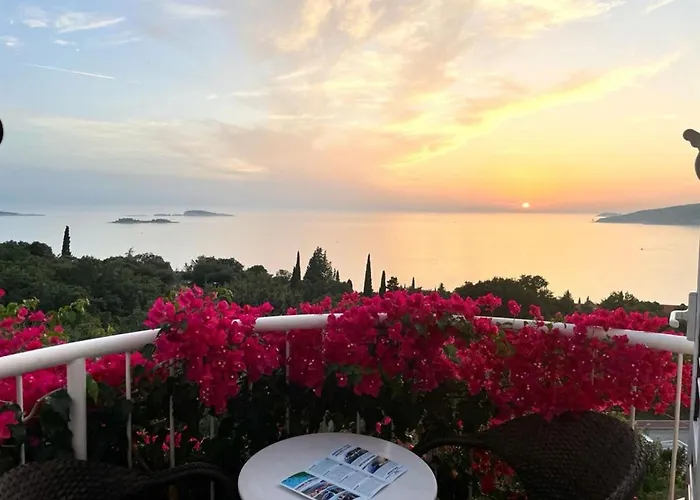 Lägenhet And Bouganvillea Mlini