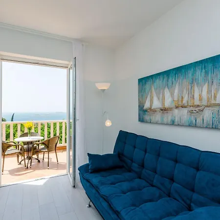 And Bouganvillea - Sea View & Garden Guest house